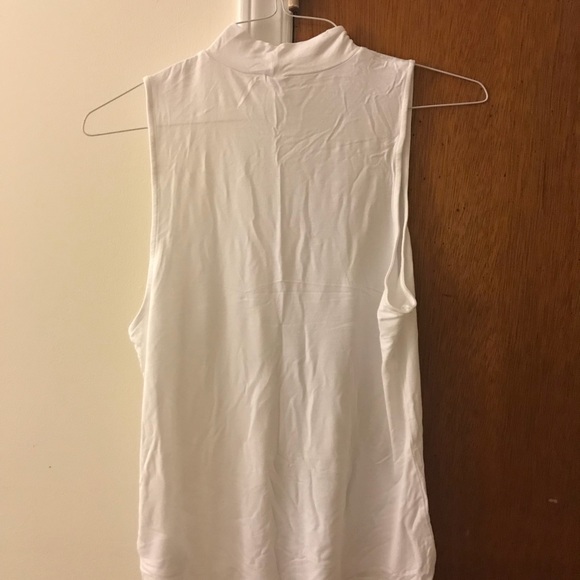 Sleeveless turtleneck Shirts - Picture 2 of 4